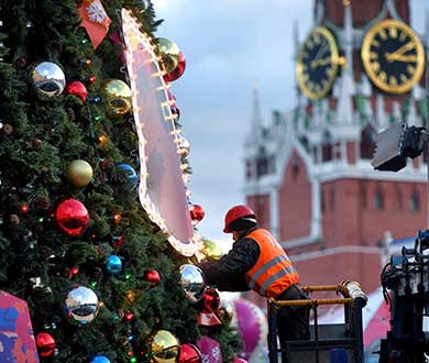 Монтаж больших ёлок в Грозном